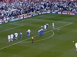 CLIP: 10 pha đá phạt có quỹ đạo 'hack não' nhất