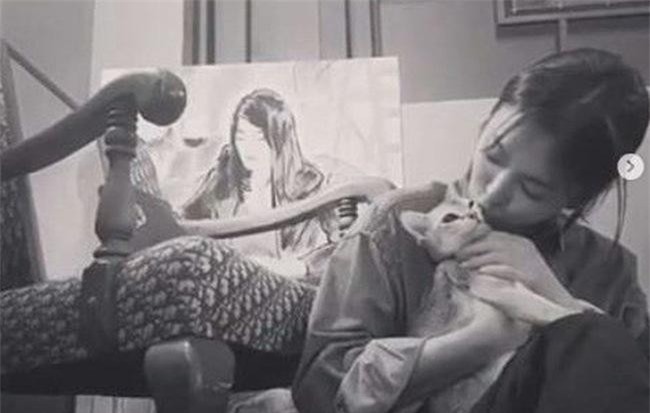 Không phải Song Joong Ki, đây mới là "nhân vật" Song Hye Kyo công khai ôm hôn, nghi ngờ có liên quan tới đàn em Yoo Ah In