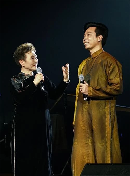 Danh ca Nhật Bản - Kato Tokiko trò chuyện cùng ca sĩ Tấn Sơn trong chương trình tại Nhà hát Thành Phố