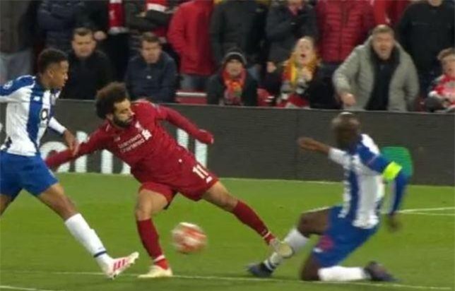 Đạp đối thủ thô bạo, Salah may mắn thoát thẻ đỏ