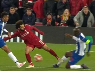 Đạp đối thủ thô bạo, Salah may mắn thoát thẻ đỏ