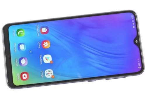 Galaxy M10 dùng tấm nền màn hình TFT kích thước 6,22 inch, độ phân giải HD Plus (1.520x720 pixel), mật độ điểm ảnh 270 ppi. Màn hình này được chia theo tỷ lệ 19:9, thiết kế dạng Infinity-V. 