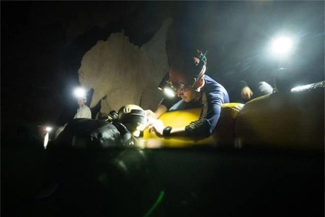 Nhóm thợ lặn từng giải cứu đội bóng nhí Thái Lan chính là người phát hiện hệ thống hang động bí ẩn mới ở Sơn Đoòng - Ảnh 6.
