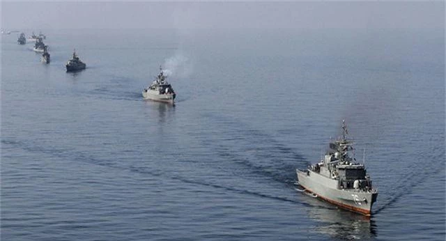 Iran yêu cầu các tàu chiến Mỹ tránh ra xa - 1