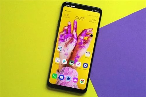 LG G8 ThinQ dùng tấm nền màn hình OLED kích thước 6,1 inch, độ phân giải 2K Plus (3.120x1.440 pixel), mật độ điểm ảnh 564 ppi. Màn hình này chia theo tỷ lệ 19,5:9, tích hợp tính năng Always-on, dải màu DCI-P3 cùng công nghệ Dolby Vision, HDR10.