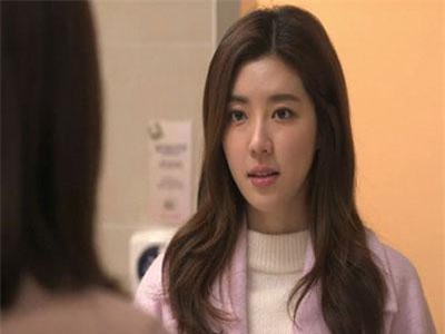 Đi thăm bạn đẻ gặp ngay chồng đưa bồ nhí đi khám thai, hành động của vợ khiến cả hai vừa sợ vừa nể