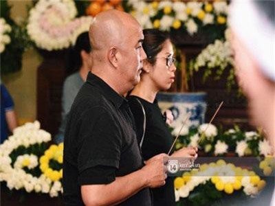 CHUYỆN SHOWBIZ (10/4): Nghệ sĩ Vbiz bức xúc khi đám đông cười nói trong đám tang Anh Vũ, Phạm Hương đầu quân cho công ty quản lý người mẫu hàng đầu Hollywood