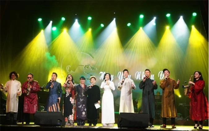 Ca sĩ Tấn Sơn (thứ hai, từ phải sang) hát cùng các nghệ sĩ nổi tiếng trên sân khấu nhạc Trịnh