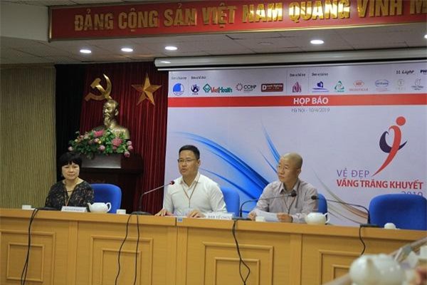 Trưởng Ban Tổ chức Trịnh Công Thanh (giữa) phát biểu tại cuộc họp báo. 