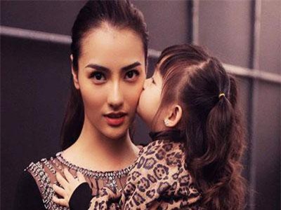 Hồng Quế cùng con gái đi chơi bằng xe máy nhưng cả hai đều không đội mũ bảo hiểm