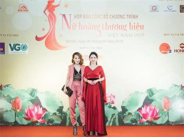 Nữ hoàng thương hiệu năm 2018 Hiền Nguyễn diện chiếc đầm đỏ do Kim Sỹ tư vấn