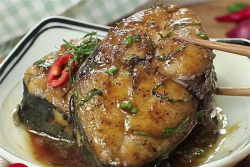 Clip: Ngon lạ với món cá thu kho lá trà xanh