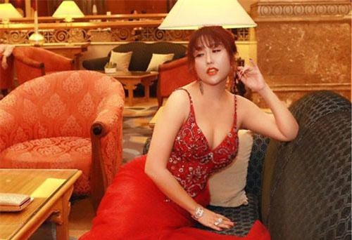 Phi Thanh Vân diện váy bó chẽn sau khi bị chê béo