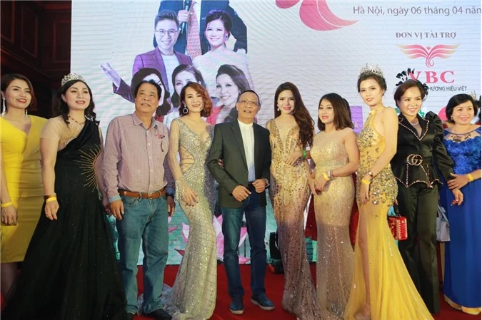 Ms Kim Sỹ chụp hình cùng MC Lại Văn Sâm, Á hậu Nga Queen và một số khách mời 