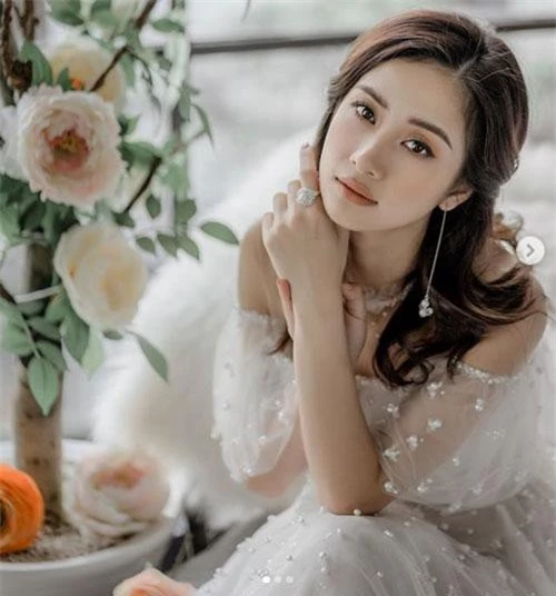 Người đẹp 23 tuổi đang là người mẫu và diễn viên khá nổi tiếng ở Việt Nam.