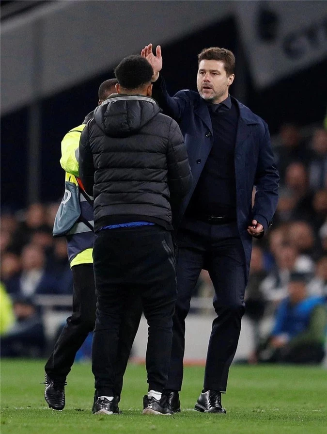 Đích thân HLV Mauricio Pochettino đã phải đến nói chuyện với CĐV này...