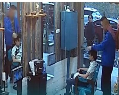 CLIP: Khách hàng cạo đầu thợ cắt tóc vì chê kiểu tóc mới