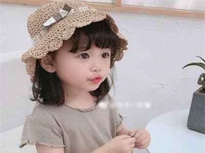 Clip: “Bé gái bị mẹ đá vì không tạo dáng đúng khi chụp ảnh” khiến dân mạng phẫn nộ