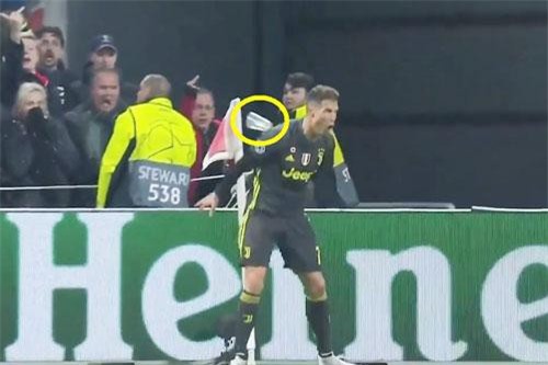 CLIP: Ronaldo bị CĐV Ajax ném cốc