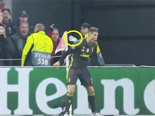CLIP: Ronaldo bị CĐV Ajax ném cốc