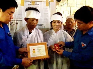 Thừa Thiên Huế: Truy tặng huy hiệu “Tuổi trẻ dũng cảm” tới thanh niên quên mình cứu hai nữ sinh đuối nước