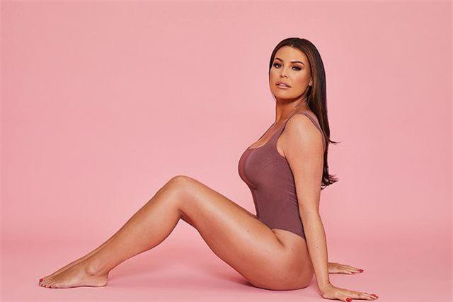 Jess Wright khoe dáng bốc lửa