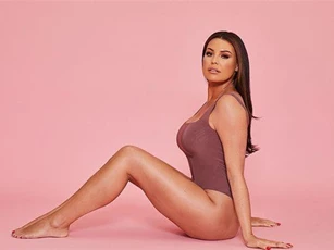Jess Wright khoe dáng bốc lửa