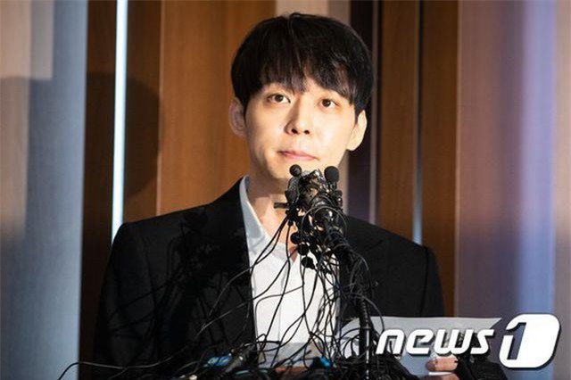 CLIP: Park Yoochun mở họp báo nói về mối quan hệ với bạn gái cũ vừa bị bắt vì ma túy