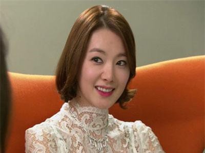 Bắt gặp mẹ chồng đang nhỏ to nói xấu con dâu với hàng xóm, cô bê mâm cơm lên nói 1 câu khiến bà tẽn tò