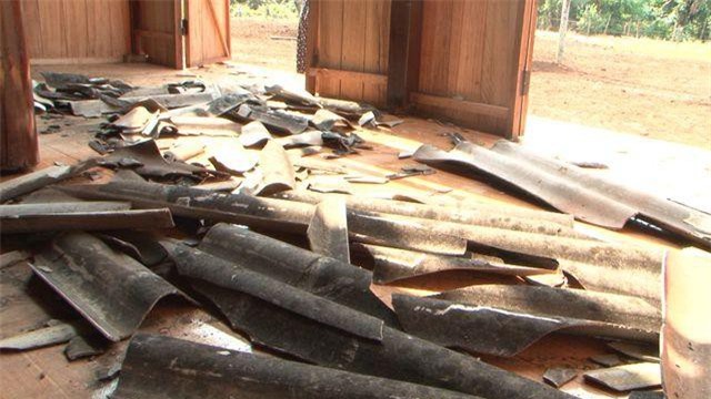 CLIP: Lốc xoáy càn quét thổi bay hơn ba chục mái nhà