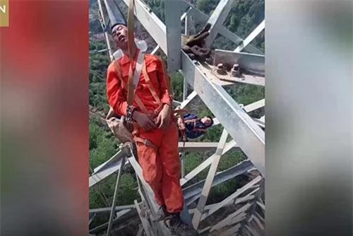 Những người thợ điện treo mình ngủ ở độ cao 50 mét tại Trung Quốc