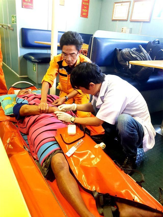 Quảng Nam: Hỗ trợ thuyền trưởng một tàu cá bị tai biến ở biển Hoàng Sa