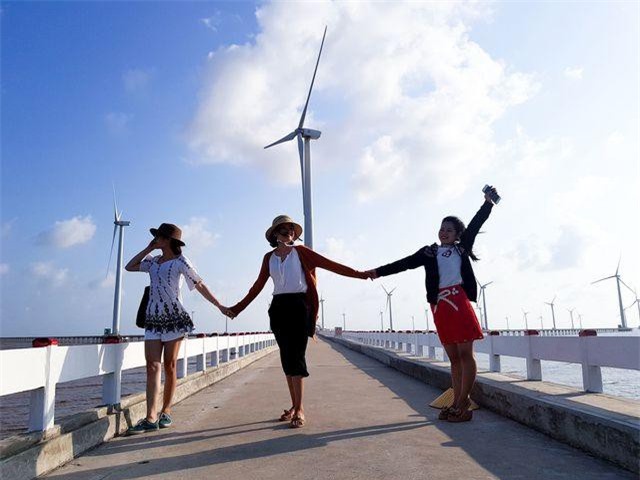 Giới trẻ đổ xô check-in cánh đồng quạt gió đẹp như "châu Âu" ở miền Tây