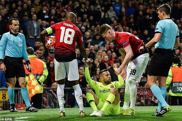 Ăn vạ trơ trẽn, ngôi sao Barcelona bị gọi là “nỗi ô nhục”