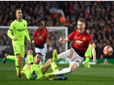 Busquets không bị đuổi, fan M.U nổi điên