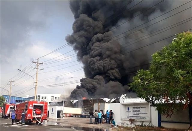 Đang cháy cực lớn trong khu công nghiệp Sóng Thần 2 - 1