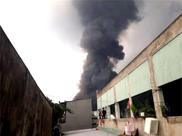 Đang cháy cực lớn trong khu công nghiệp Sóng Thần 2 - 3