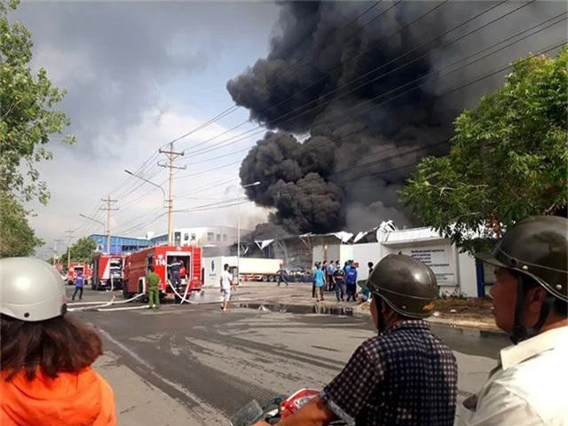 Đang cháy cực lớn trong khu công nghiệp Sóng Thần 2 - 5