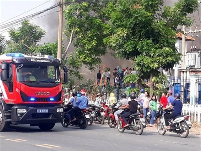 Đang cháy cực lớn trong khu công nghiệp Sóng Thần 2 - 6