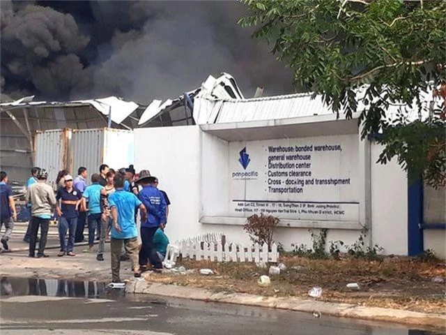 Đang cháy cực lớn trong khu công nghiệp Sóng Thần 2 - 7