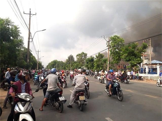 Đang cháy cực lớn trong khu công nghiệp Sóng Thần 2 - 8