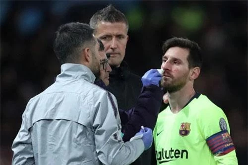 Messi được bác sĩ chăm sóc.