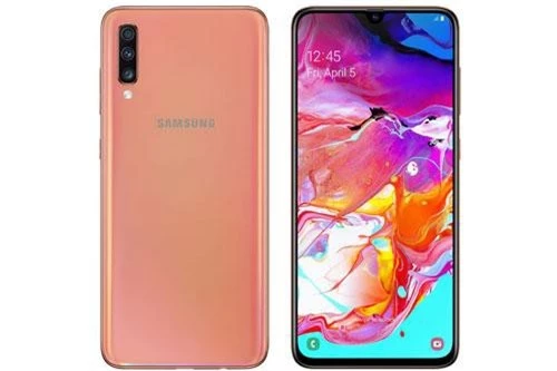 Samsung Galaxy A70 sử dụng vỏ ngoài bằng chất liệu nhựa giả kính. Máy có kích thước 164,3x76,7x7,9mm, trọng lượng chưa được hé lộ. Cảm biến vân tay tích hợp nơi màn hình. 