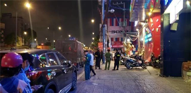 Công tiếp tục khám xét lần 2 quán karaoke của Phúc XO - người đeo nhiều vàng nhất Việt Nam Công tiếp tục khám xét lần 2 quán karaoke của Phúc XO - người đeo nhiều vàng nhất Việt Nam