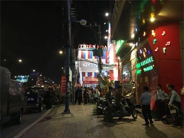 Công tiếp tục khám xét lần 2 quán karaoke của Phúc XO - người đeo nhiều vàng nhất Việt Nam Công tiếp tục khám xét lần 2 quán karaoke của Phúc XO - người đeo nhiều vàng nhất Việt Nam