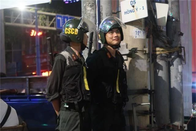 Công tiếp tục khám xét lần 2 quán karaoke của Phúc XO - người đeo nhiều vàng nhất Việt Nam Công tiếp tục khám xét lần 2 quán karaoke của Phúc XO - người đeo nhiều vàng nhất Việt Nam