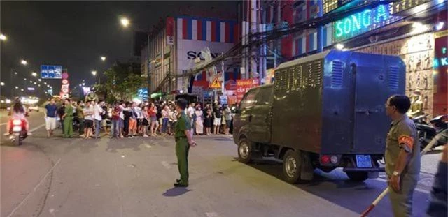 Công tiếp tục khám xét lần 2 quán karaoke của Phúc XO - người đeo nhiều vàng nhất Việt Nam Công tiếp tục khám xét lần 2 quán karaoke của Phúc XO - người đeo nhiều vàng nhất Việt Nam