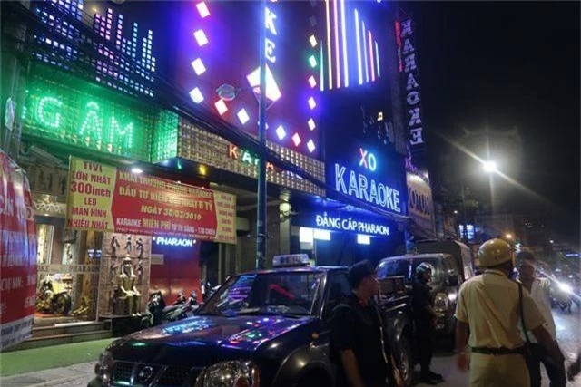 Công tiếp tục khám xét lần 2 quán karaoke của Phúc XO - người đeo nhiều vàng nhất Việt Nam Công tiếp tục khám xét lần 2 quán karaoke của Phúc XO - người đeo nhiều vàng nhất Việt Nam