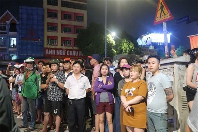 Công tiếp tục khám xét lần 2 quán karaoke của Phúc XO - người đeo nhiều vàng nhất Việt Nam Công tiếp tục khám xét lần 2 quán karaoke của Phúc XO - người đeo nhiều vàng nhất Việt Nam