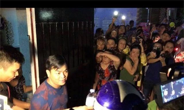 Công tiếp tục khám xét lần 2 quán karaoke của Phúc XO - người đeo nhiều vàng nhất Việt Nam Công tiếp tục khám xét lần 2 quán karaoke của Phúc XO - người đeo nhiều vàng nhất Việt Nam